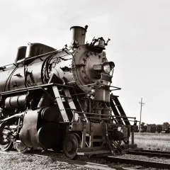 Eine Dampflokomotive, ein Symbol der industriellen Revolution, steht auf Gleisen.