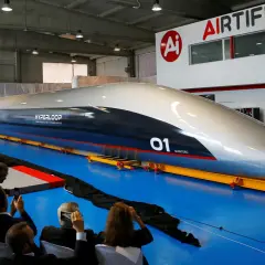 Ein Hyperloop-Zug wird enthüllt, ein Meilenstein für Hyperloop Deutschland. Viele Menschen fotografieren das futuristische Fahrzeug.