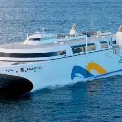 Das schnellste Schiff der Welt, die Francisco, gleitet mit voller Geschwindigkeit über das Meer.