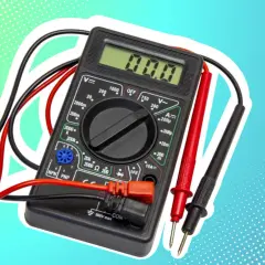 Digitalmultimeter mit roten und schwarzen Messleitungen, bereit, Spannung zu messen.