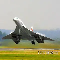 Concorde hebt ab, das schnellste Passagierflugzeug aller Zeiten, mit seinem charakteristischen Deltaflügel und der spitzen Nase.