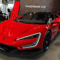 Der rote Yangwang U9 mit Flügeltüren, das schnellste Auto der Welt, steht bereit.