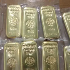 Zehn Heraeus Feingoldbarren, je 500g, zeigen die sorgfältige Gold Herstellung.