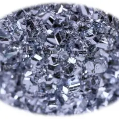 Glitzernde Kristalle des teuersten Metalls der Welt, Rhodium, reflektieren das Licht.