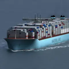 Ein riesiges Containerschiff der Maersk Line, beladen mit tausenden von Containern, gleitet über das Meer. Man fragt sich, wie schwer ein Containerschiff dieser Größe wohl ist.