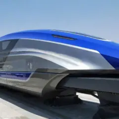 Ein futuristischer Zug in China, der für seine hohe Geschwindigkeit bekannt ist, mit blauen und silbernen Akzenten.