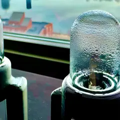 Zwei Glaskolben mit Kondenswasser, die zeigen, wie man Wasser aus Luft gewinnen kann.