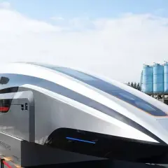 Futuristischer chinesischer Schnellzug mit stromlinienförmiger silberner Karosserie und blauen Akzenten, bereit für die Zukunft der Mobilität.