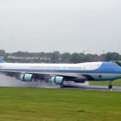 Das Air Force One Flugzeug landet auf einer nassen Landebahn.
