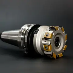 Fräskopf mit austauschbaren Wendeschneidplatten, dessen robuste Konstruktion für hohe mechanische Eigenschaften und Präzision sorgt.