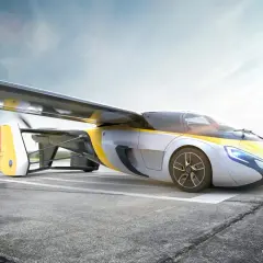 Ein futuristisches Fahrzeug mit ausklappbaren Flügeln steht auf einem Rollfeld. Die fliegenden Autos sind bereit für den Start in eine neue Ära des Reisens.