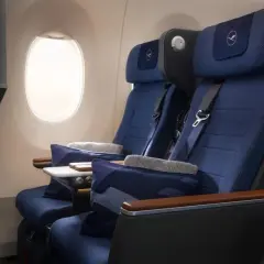 Bequeme Sitze im Dreamliner der Lufthansa, bereit für Ihren nächsten Flug.