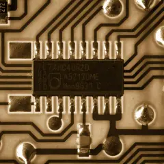 Nahaufnahme einer Leiterplatte mit einem integrierten Schaltkreis. Solche Bauteile sind essenziell, da sie zeigen, was sind Halbleiter: Materialien, die Strom leiten, aber nicht so gut wie Metalle.