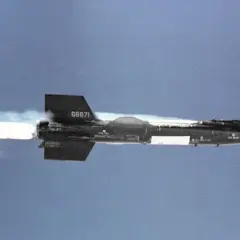 Das experimentelle Flugzeug mit der Nummer 66671, das als schnellstes Flugzeug der Welt gilt, stößt einen hellen Abgasstrahl aus.