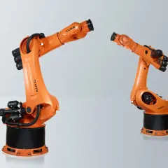 Zwei orange KUKA Roboterarme, die für industrielle Aufgaben konzipiert sind. Hier sieht man, welche Roboter es gibt: leistungsstarke und präzise Maschinen.