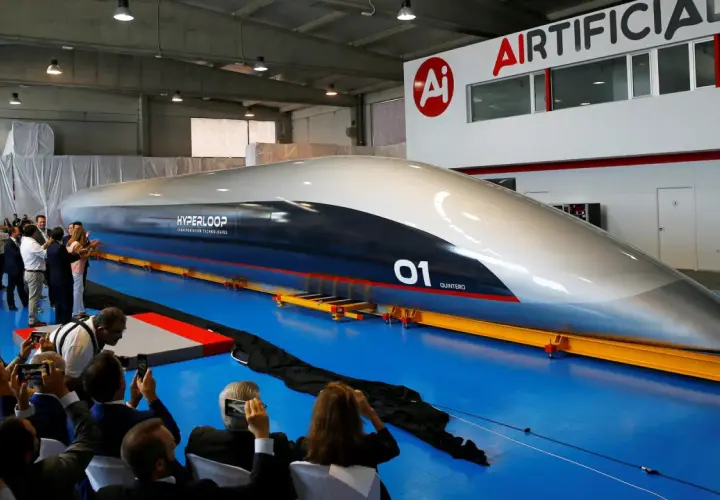 Ein Hyperloop-Zug wird enthüllt, ein Meilenstein für Hyperloop Deutschland. Viele Menschen fotografieren das futuristische Fahrzeug.