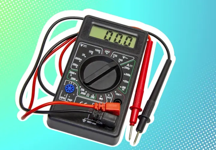Digitalmultimeter mit roten und schwarzen Messleitungen, bereit, Spannung zu messen.