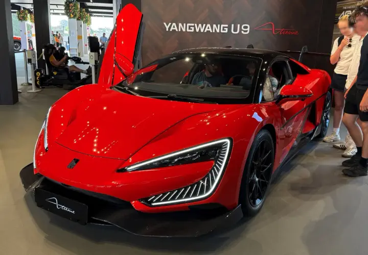 Der rote Yangwang U9 mit Flügeltüren, das schnellste Auto der Welt, steht bereit.