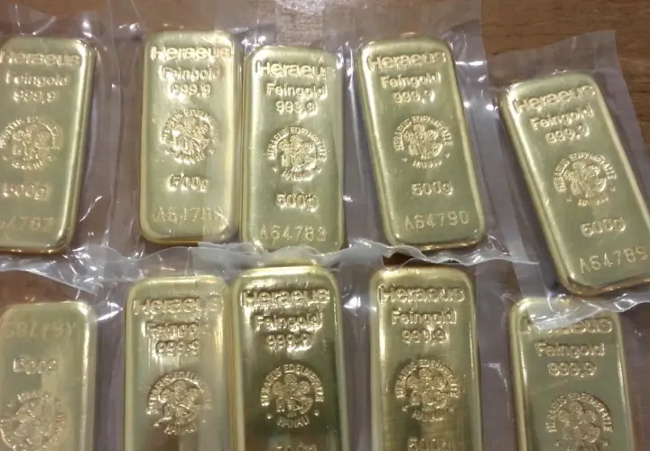 Zehn Heraeus Feingoldbarren, je 500g, zeigen die sorgfältige Gold Herstellung.