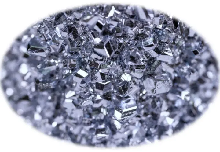Glitzernde Kristalle des teuersten Metalls der Welt, Rhodium, reflektieren das Licht.
