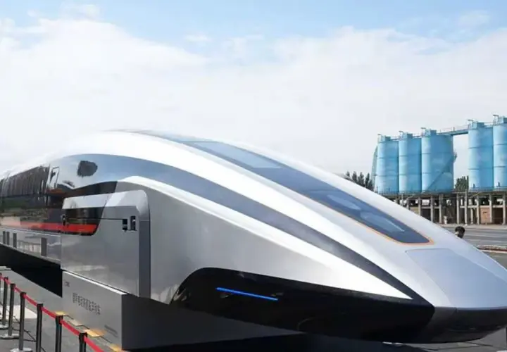 Futuristischer chinesischer Schnellzug mit stromlinienförmiger silberner Karosserie und blauen Akzenten, bereit für die Zukunft der Mobilität.