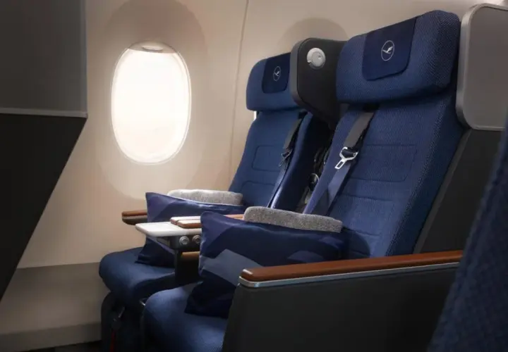 Bequeme Sitze im Dreamliner der Lufthansa, bereit für Ihren nächsten Flug.