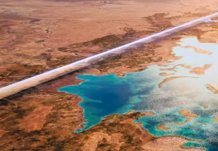 Futuristische Stadt "The Line" in Saudi-Arabien NEOM, die sich durch eine trockene Wüstenlandschaft schlängelt und an türkisfarbenes Wasser grenzt.