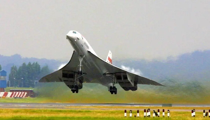 Concorde hebt ab, das schnellste Passagierflugzeug aller Zeiten, mit seinem charakteristischen Deltaflügel und der spitzen Nase.