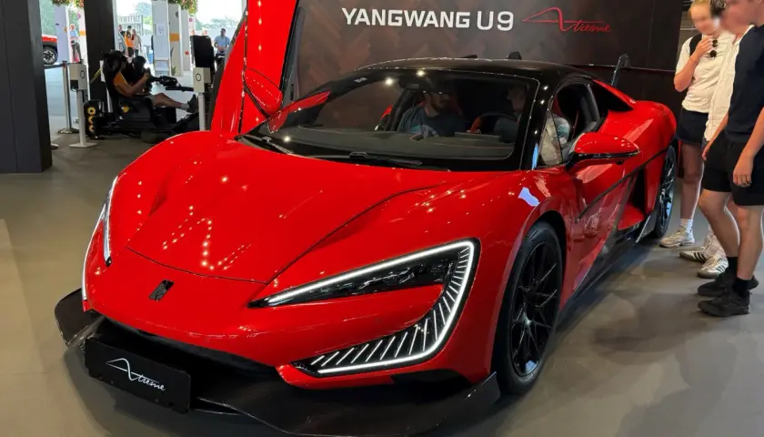 Der rote Yangwang U9 mit Flügeltüren, das schnellste Auto der Welt, steht bereit.