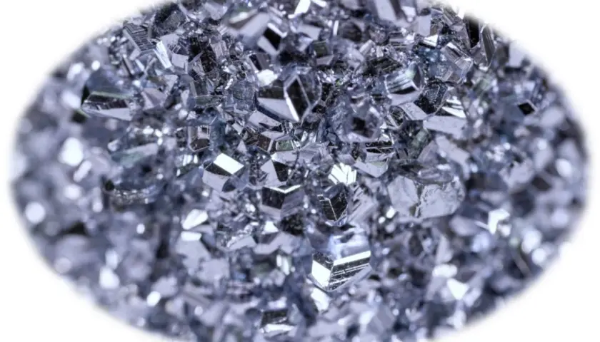 Glitzernde Kristalle des teuersten Metalls der Welt, Rhodium, reflektieren das Licht.