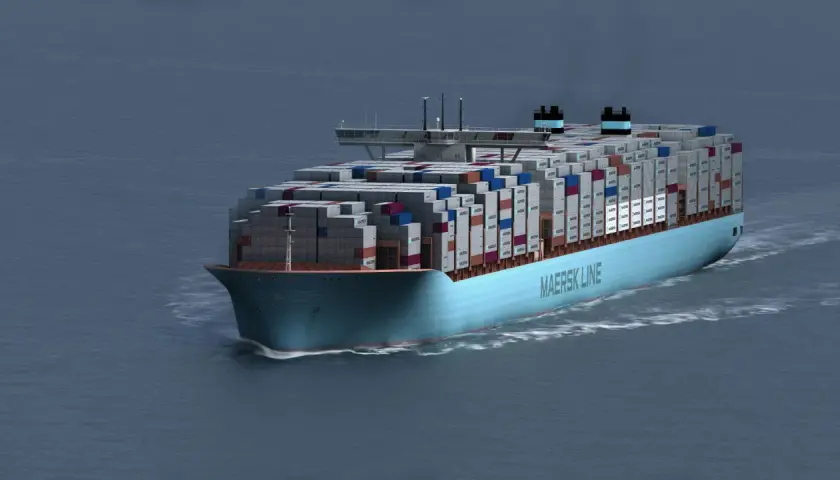 Ein riesiges Containerschiff der Maersk Line, beladen mit tausenden von Containern, gleitet über das Meer. Man fragt sich, wie schwer ein Containerschiff dieser Größe wohl ist.
