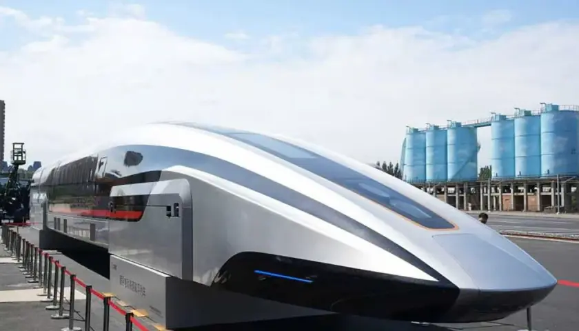 Futuristischer chinesischer Schnellzug mit stromlinienförmiger silberner Karosserie und blauen Akzenten, bereit für die Zukunft der Mobilität.