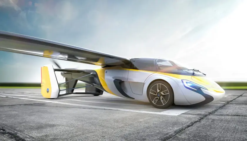 Ein futuristisches Fahrzeug mit ausklappbaren Flügeln steht auf einem Rollfeld. Die fliegenden Autos sind bereit für den Start in eine neue Ära des Reisens.