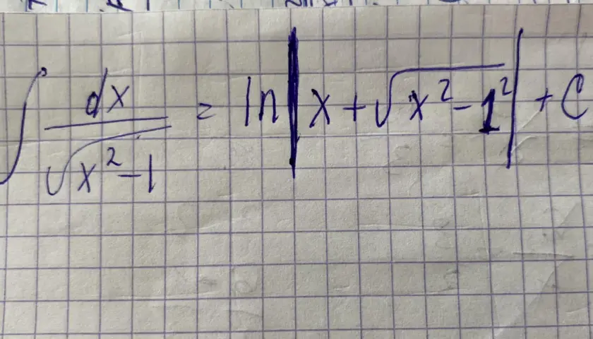 Integral von dx durch Wurzel aus x²-1 ist ln von Betrag von x + Wurzel aus x²-1 + C. Mathe-Substitution gelöst.