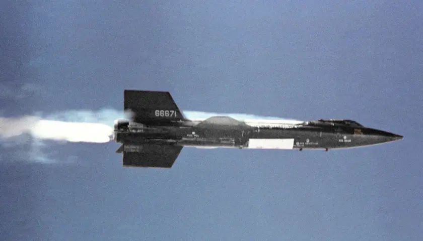 Das experimentelle Flugzeug mit der Nummer 66671, das als schnellstes Flugzeug der Welt gilt, stößt einen hellen Abgasstrahl aus.