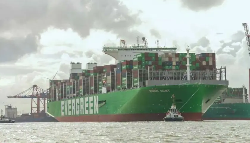 Das riesige Containerschiff "EVER ALOT" liegt im Hafen, beladen mit tausenden von Containern. Ein Schlepper assistiert.