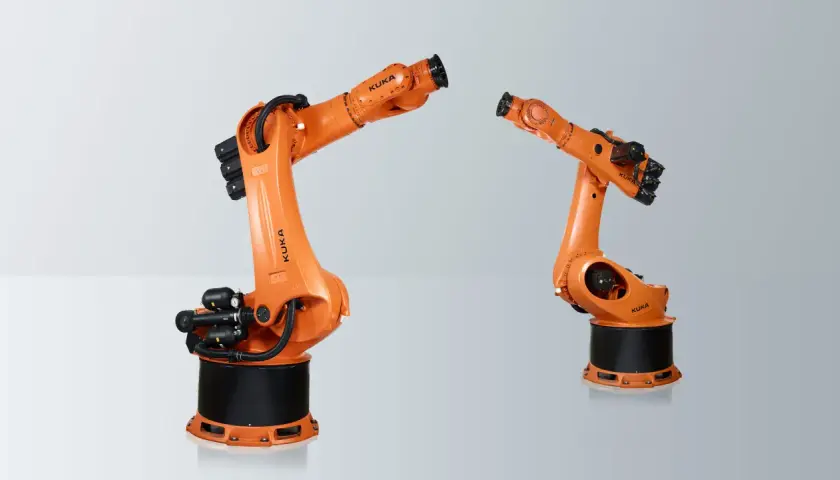 Zwei orange KUKA Roboterarme, die für industrielle Aufgaben konzipiert sind. Hier sieht man, welche Roboter es gibt: leistungsstarke und präzise Maschinen.