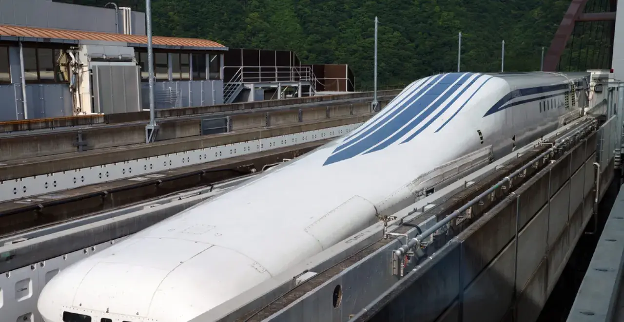 Der schnellste Zug Japans, ein Shinkansen, mit seiner aerodynamischen Nase und blauen Streifen, steht auf den Gleisen.
