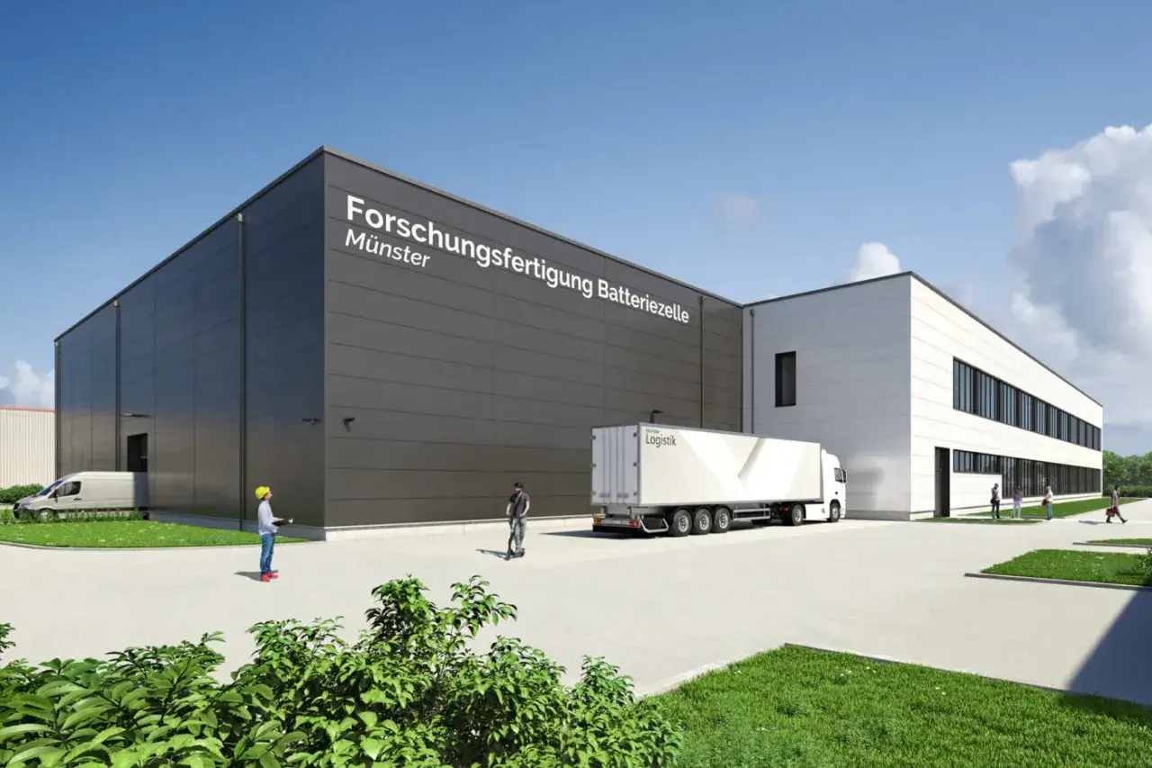 Moderne Gebäude des Fraunhofer FFB in Münster, mit LKW und Personen.