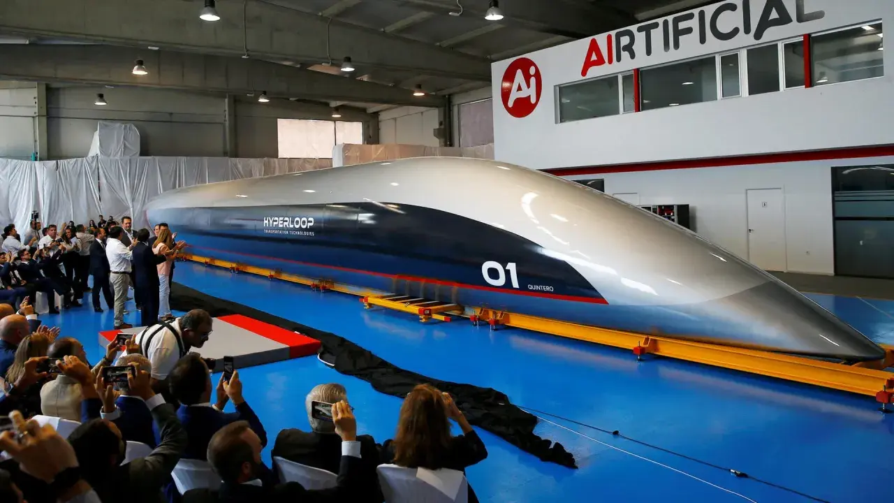 Ein Hyperloop-Zug wird enthüllt, ein Meilenstein für Hyperloop Deutschland. Viele Menschen fotografieren das futuristische Fahrzeug.