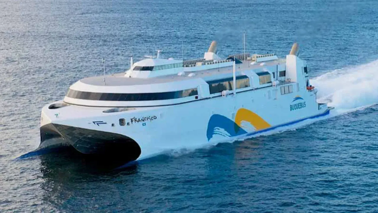 Das schnellste Schiff der Welt, die Francisco, gleitet mit voller Geschwindigkeit über das Meer.
