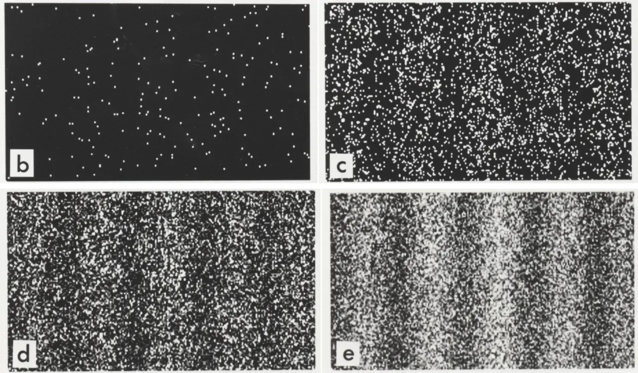 Bilder zeigen die Entwicklung von Interferenzen am Doppelspalt: von einzelnen Punkten zu Streifenmustern.