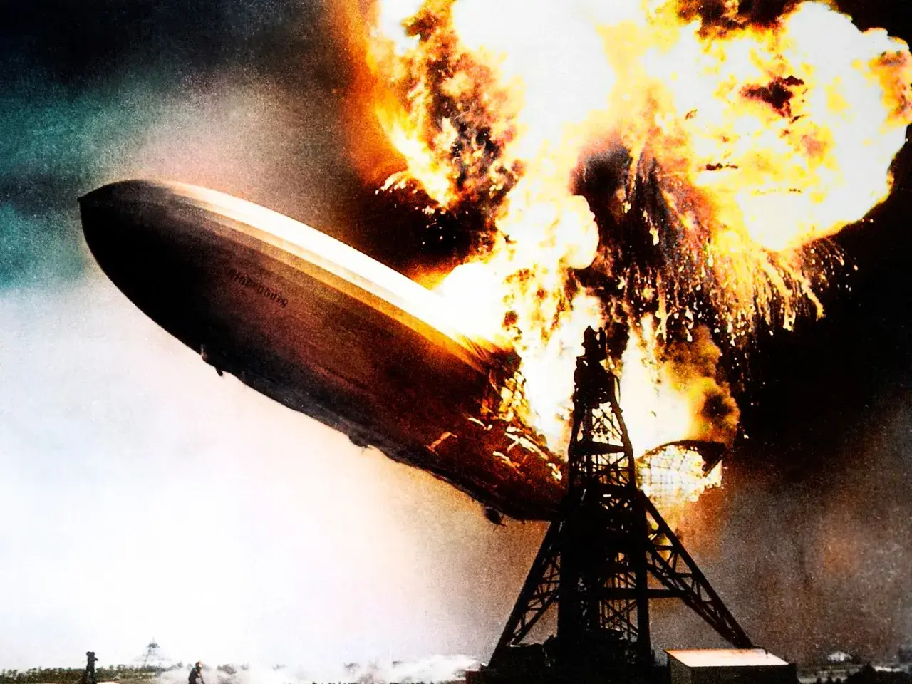 Das Luftschiff Hindenburg brennt und explodiert in einem dramatischen Inferno.