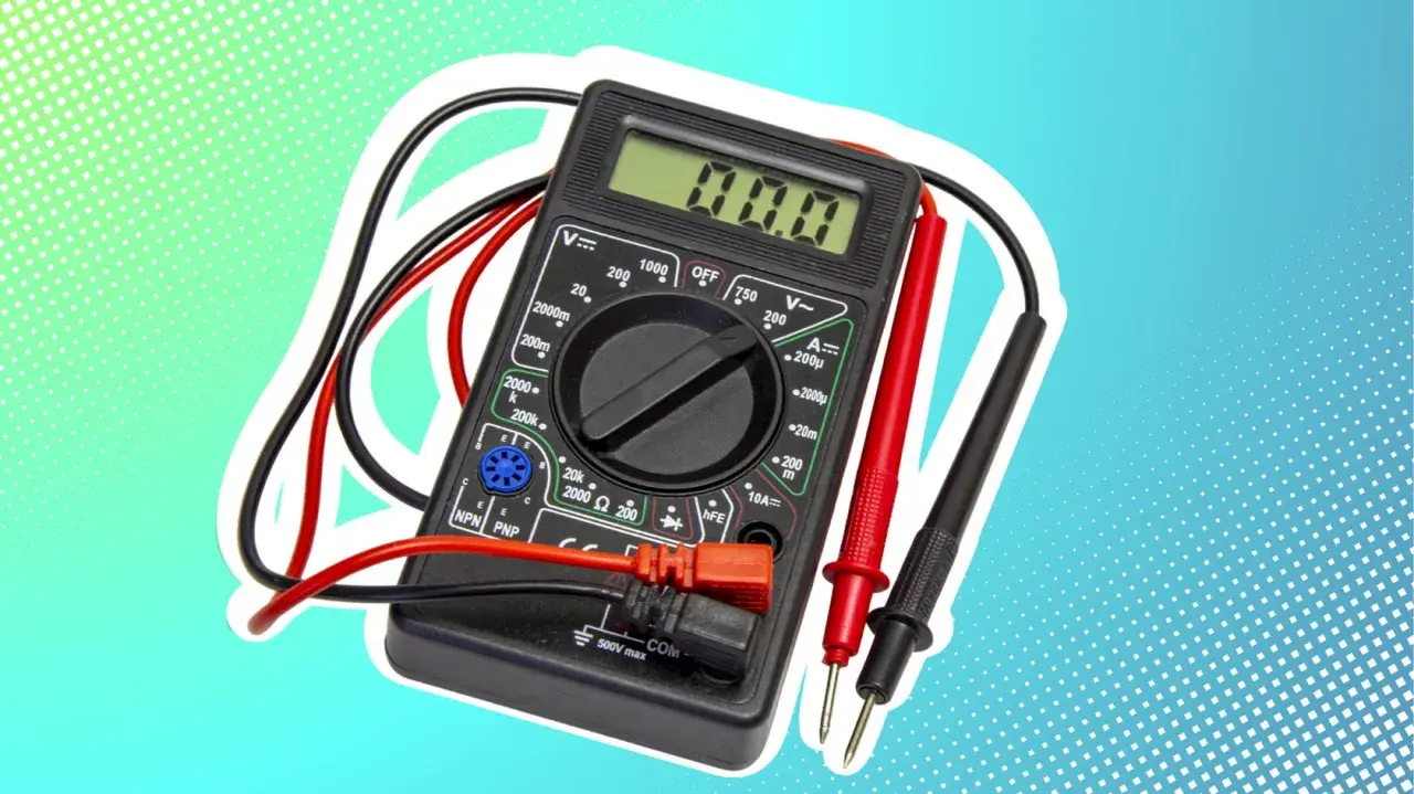 Digitalmultimeter mit roten und schwarzen Messleitungen, bereit, Spannung zu messen.