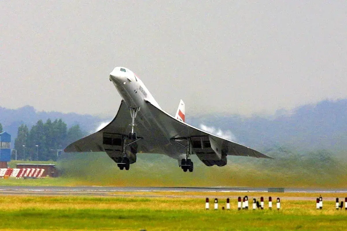 Concorde hebt ab, das schnellste Passagierflugzeug aller Zeiten, mit seinem charakteristischen Deltaflügel und der spitzen Nase.