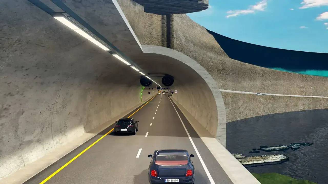 Fahrt durch einen norwegischen Tunnel unter Wasser. Autos auf der Straße, über ihnen das Meer und Felsen.