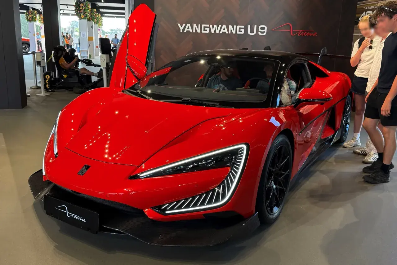 Der rote Yangwang U9 mit Flügeltüren, das schnellste Auto der Welt, steht bereit.