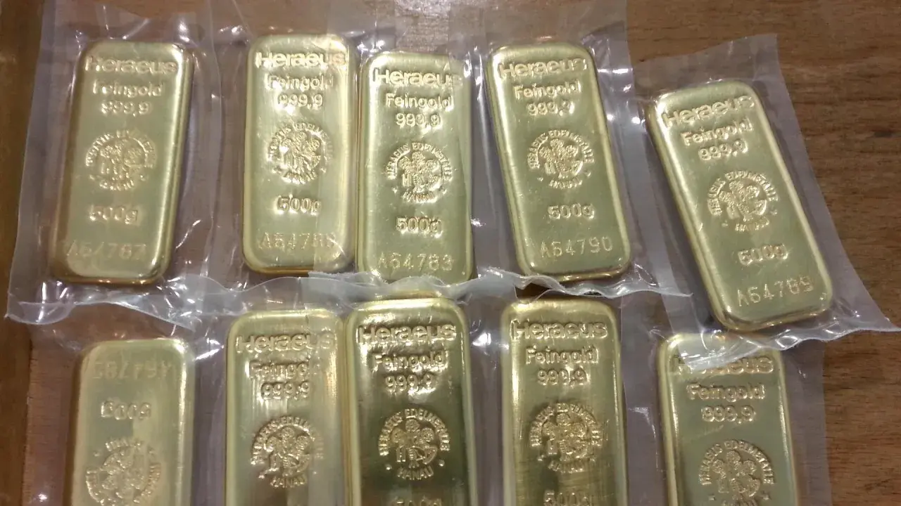 Zehn Heraeus Feingoldbarren, je 500g, zeigen die sorgfältige Gold Herstellung.