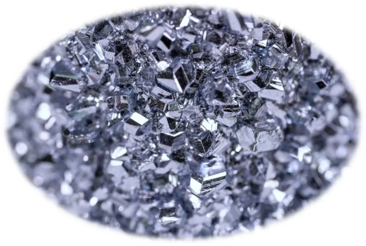 Glitzernde Kristalle des teuersten Metalls der Welt, Rhodium, reflektieren das Licht.