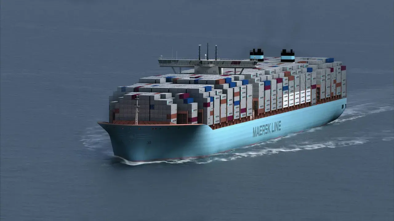 Ein riesiges Containerschiff der Maersk Line, beladen mit tausenden von Containern, gleitet über das Meer. Man fragt sich, wie schwer ein Containerschiff dieser Größe wohl ist.